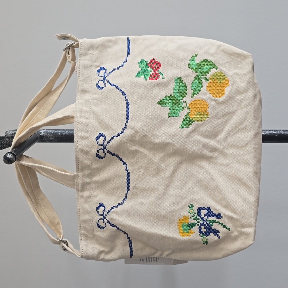 NWT BAGGU Cross Stitch Horizontal Duck Bag - Picture 2 of 12